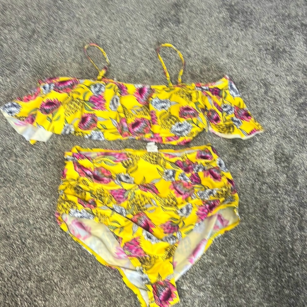 Highwaisted bikini in beautiful yellow print! 💛